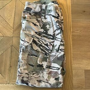 Under Armour  36/30 adjustable waster UA Storm BDU Hunting pants.